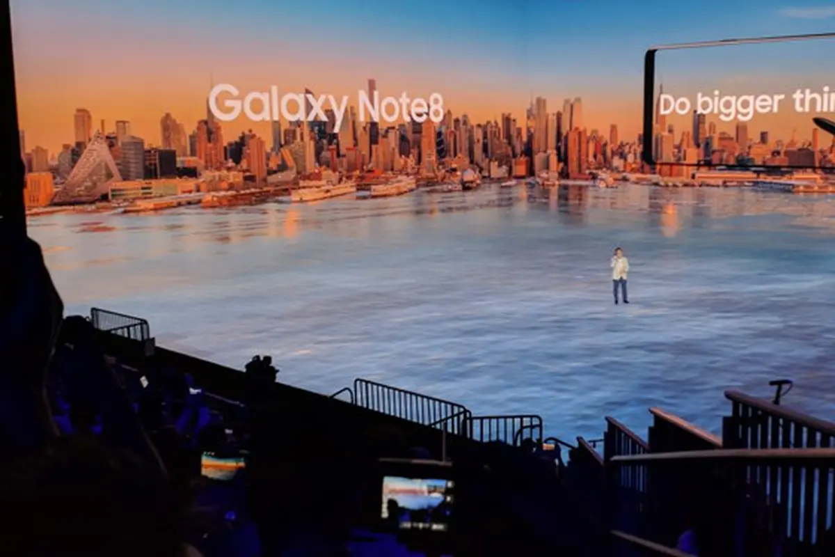 DJ Koh, President of Mobile Communication Business Samsung di atas panggung. 