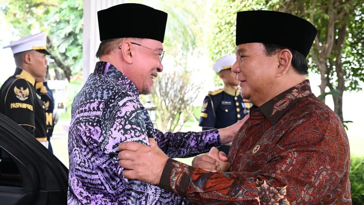 Presiden Prabowo Subianto menyambut kedatangan Perdana Menteri (PM) Malaysia Dato’ Seri Anwar Ibrahim di Istana Merdeka.