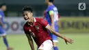 Pemain tengah Timnas Indonesia U-19, Alfriyanto Nico Saputro berlari usai menjebol gawang Filipina U-19 pada lanjutan penyisihan grup A Piala AFF U-19 2022 di Stadion Patriot Candrabhaga, Bekasi, Jawa Barat, Jumat (8/7/2022). Timnas Indonesia U-19 tampil menyerang dan unggul 5-1 atas Filipina U-19. (Liputan6.com/Helmi Fithriansyah)