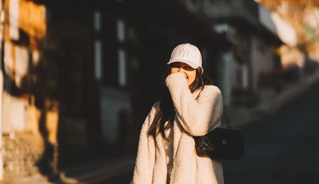 Selain membuat penampilan jadi makin keren, cap hat yang dikenakan Ranty Maria juga bertujuan untuk melindungi kepalanya dari sinar matahari langsung saat jalan-jalan. Menilik dari laman Instagramnya, cap hat merupakan salah satu fashion item favorit kekasih Rayn Wijaya ini ketika hangout. (Liputan6.com/IG/@rantymaria)