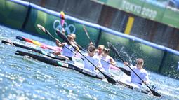 Berselang 90 menit, Lisa Carrington kembali mendayung kayaknya. Kali ini dirinya berlaga di nomor 500 meter ganda putri bersama Caitlin Regal sebagai partnernya. Mereka berhasil menyentuh garis finis dengan waktu 1 menit 35,785 detik dan kembali pecahkan rekor Olimpiade. (Foto: AFP/Luis Acosta)