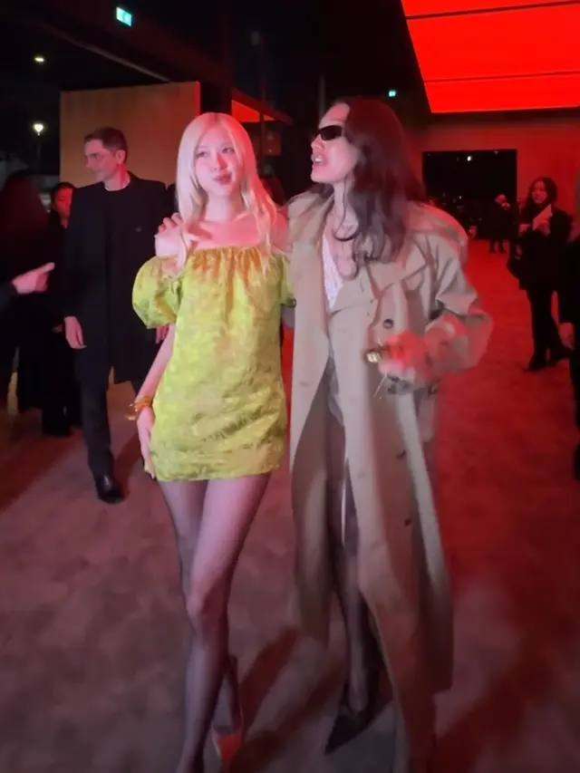 Rose hadir di Paris Fashion Week 2026 pakai dress hijau. [@roses_are_rosie]