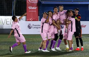 Pemain Selebriti FC Cristian Gonzalez diangkat rekan setimnya saat kegiatan fun football dalam rangka kehadiran Peter Schmeichel ke Vidio di kawasan Pancoran, Jakarta, Minggu (6/8/2023). (Liputan6.com/Herman Zakharia)