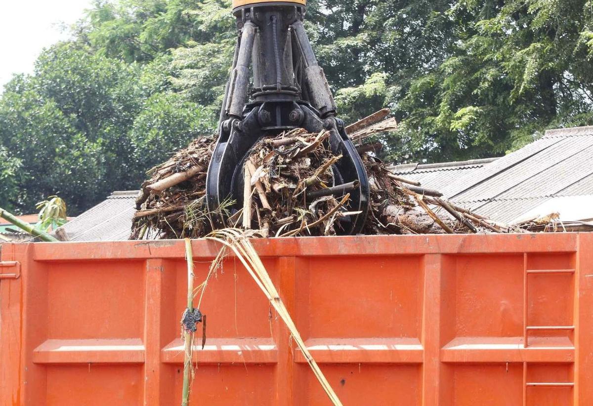 Ribuan ton sampah terbawa banjir kiriman diangkut dari Sungai Ciliwung