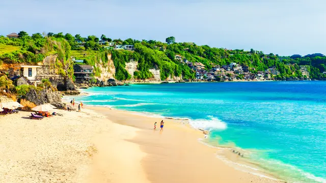 Kurang Afdal Liburan Ke Bali Jika Tak Menjelajahi 5 Pantai Berpasir Putih Ini!