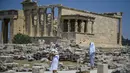 Wisatawan melindungi diri dari matahari saat mengunjungi Acropolis di Athena, Yunani, Minggu (24/7/2022). Negara ini berada dalam cengkeraman gelombang panas yang dimulai pada 23 Juli dan akan berlangsung beberapa hari. Suhu diperkirakan akan mencapai 42 derajat Celcius (107 derajat Fahrenheit) di beberapa daerah.
(Louisa GOULIAMAKI / AFP)