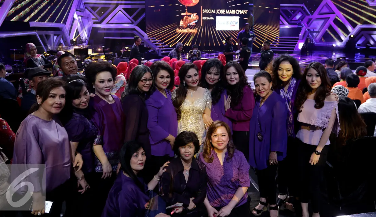 Nia Daniaty saat foto bersama penonton di acara Golden Memories di Studio 5 Indosiar, Jakarta, Jumat (13/01). Golden Memories adalah program musik yang menyuguhkan lagu-lagu lawas yang baru digelar Indosiar di tahun 2016 lalu. (Liputan6.com/JohanTallo)
