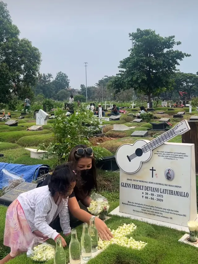 Mutia Ayu ajak Gewa ziarah ke makam Glenn Fredly, bikin netizen sedih