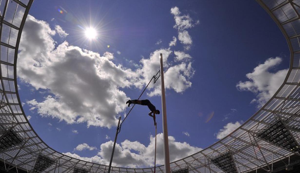 Pelompat galah Prancis, Kevin Menaldo, sedang beraksi di nomor lompat galah putra IAAF Diamond League Anniversary Games di Stadion Queen Elizabeth Olympic Park, London, Inggris. (25/7/2015). (AFP PHOTO/Glyn Kirk)