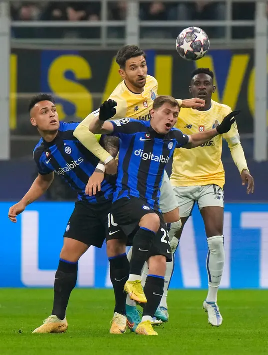 Pemain Inter Milan Lautaro Martinez (kiri) dan Nicolo Barella (kanan) bersaing memperebutkan bola dengan pemain Porto Marko Grujic pada pertandingan sepak bola leg pertama babak 16 besar Liga Champions di Stadion San Siro, Milan, Italia, 22 Februari 2023. Inter Milan mengalahkan Porto dengan skor 1-0. (AP Photo/Luca Bruno)