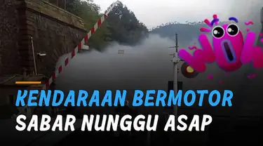 Momen kereta melintas di sebuah kota di luar negeri. Kendaraan dilatih sabar.