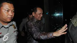 Sekretaris MA Nurhadi enggan menjawab pertanyaan wartawan usai diperiksa KPK, Jakarta, Jumat (3/6). Nurhadi diperiksa KPK sebagai saksi Direktur PT Kreasi Dunia Keluarga, Doddy Ariyanto Supeno (Liputan6.com/Helmi Afandi)