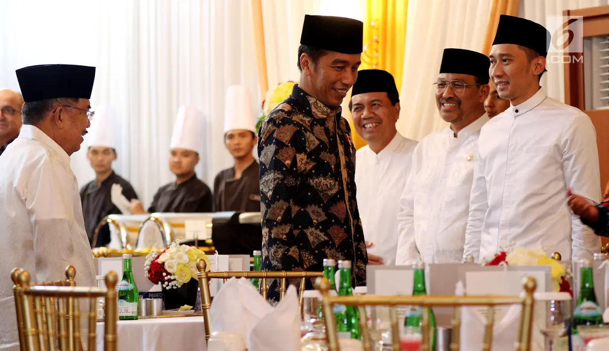 Presiden Joko Widodo dan Wapres Jusuf Kalla menghadiri acara buka puasa bersama dengan pimpinan dan anggota DPR di Rumah Dinas Ketua DPR Bambang Soesatyo, di Jalan Widya Chandra, Jakarta,  Senin (28/5).(Liputan6.com/Johan Tallo)