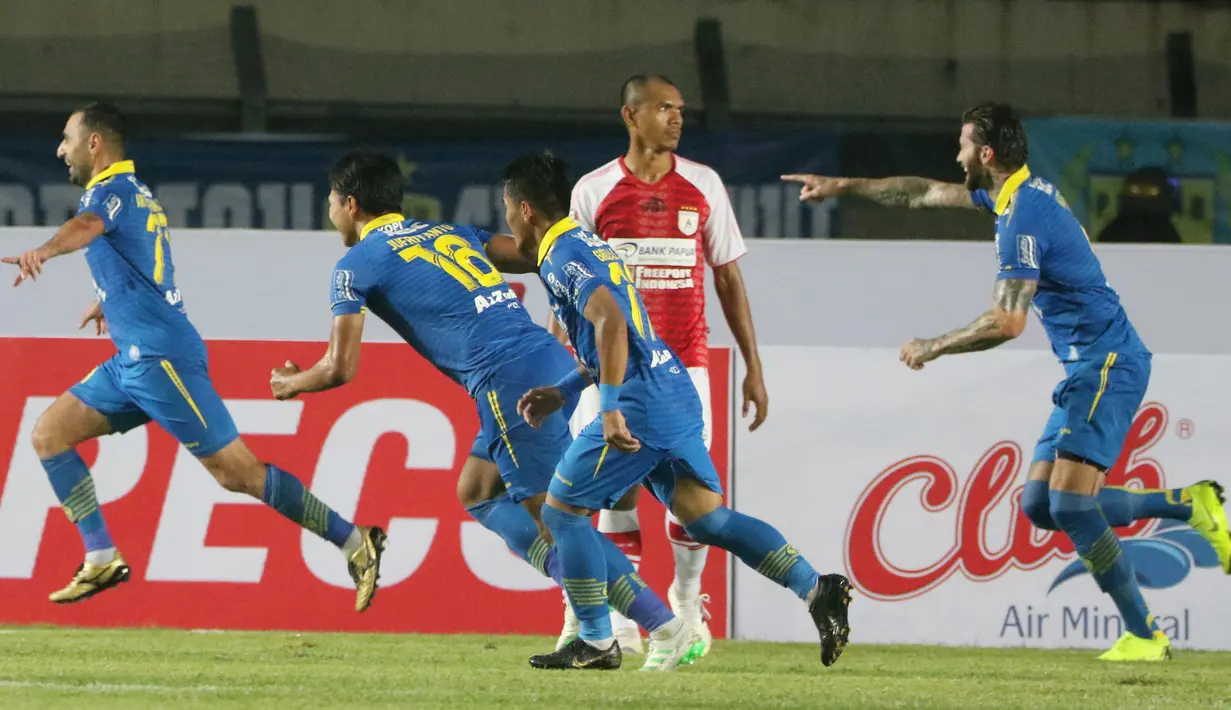 Striker Persib Bandung, Artur Gevorkyan, melakukan selebrasi usai membobol gawang Persipura Jayapura pada laga Liga 1 2019 di Stadion Si Jalak Harupat, Bandung, Sabtu (18/5). Persib menang 3-0 atas Persipura. (Bola.com/M. Iqbal Ichsan)
