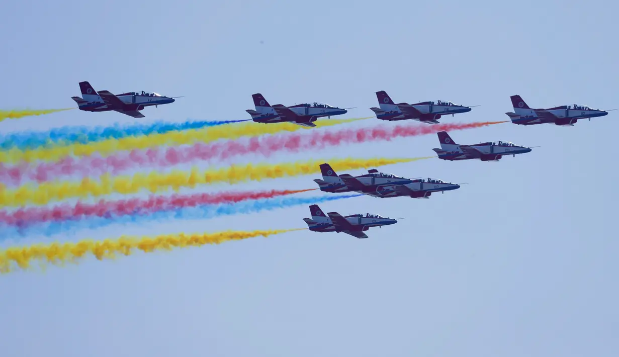 Jet tempur K-8 dari Tim Aerobatic "Hongying" Angkatan Udara China melakukan manuver pada China Airshow 2018 di Guangdong, Selasa (6/11). Pertunjukan ini menjadi ajang memamerkan kekuatan Angkatan Udara Tentara Pembebasan Rakyat China. (AP/Kin Cheung)