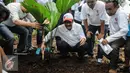 Wakil Gubernur DKI Jakarta Djarot Saiful Hidayat bersama Relawan Ahok-Djarot yang tergabung dalam Dulure Djarot menanam tanaman di depan Balai Kota, Jakarta, Minggu (16/10). (Liputan6.com/Faizal Fanani)