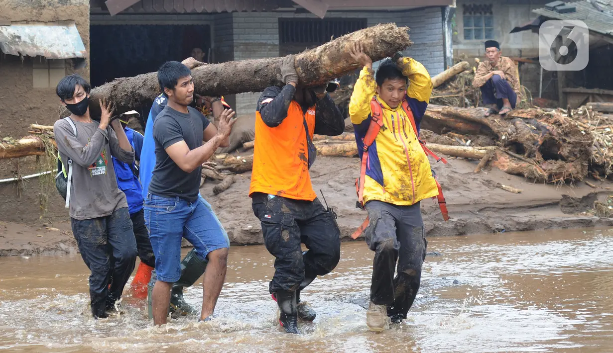 Tim SAR gabungan TNI, Polri, dan relawan membersihkan material longsor usai banjir bandang menerjang Kampung Cibuntu, Desa Pasawahan, Kecamatan Cicurug, Sukabumi, Selasa (22/9/2020). Banjir mengakibatkan puluhan bangunan rusak berat, 12 rumah hanyut, dan dua korban hilang. (merdeka.com/Arie Basuki)