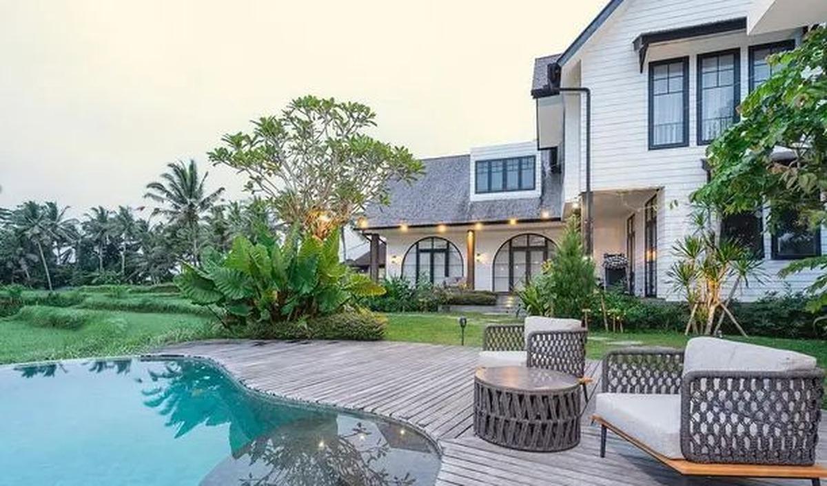 Salah satu daya tarik utama dari rumah ini adalah kolam renangnya yang terletak di area outdoor.