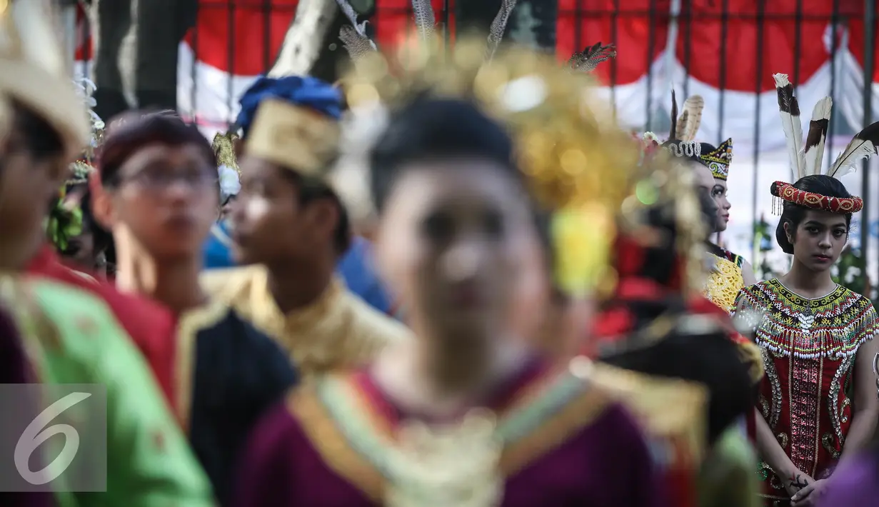 Peserta mengikuti upacara memperingati Hari Pendidikan Nasional 2016 di Kemdikbud, Jakarta, Senin (2/5). Upacara diikuti oleh seluruh pegawai kemendikbud dan perwakilan sekolah-sekolah di Jakarta. (Liputan6.com/Faizal Fanani)