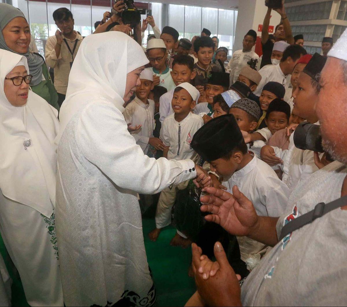 Ketua Umum PP Muslimat Nahdlatul Ulama (NU) Khofifah Indar Parawansa menghadiri kegiatan Santunan Anak Yatim di Gelora Bung Karno, Senayan, Jakarta, Jumat (19/1/2024). Kegiatan yang diisi dengan doa bersama dan Khotmil Quran diadakan dalam rangka menyambu