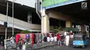 Suasana di depan Gedung Pasar Tanah Abang, Jakarta, Jumat (22/6). Sebagian pedagang terpaksa menggelar lapak di luar gedung akibat belum dibukanya kembali Pasar Tanah Abang usai Lebaran. (Liputan6.com/Immanuel Antonius)