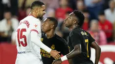 Penyerang Real Madrid Vinicius Junior berdebat dengan penyerang Sevilla Youssef En-Nesyri pada pekan ke-10 La Liga 2023/2024 di Ramon Sanchez Pizjuan, Minggu (22/10/2023) dini hari WIB. (AP Photo/Jose Breton)