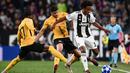 Gelandang Juventus, Juan Cuadrado, berusaha melewati bek Young Boys, Gregory Wuthrich, pada laga Liga Champions di Stadion Juventus, Turin, Selasa (2/10/2018). Juventus menang 3-0 atas Young Boys. (AFP/Marco Bertorello)