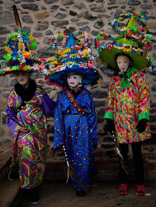 Sekelompok peserta mengenakan pakaian tradisional dan topi yang dikenal sebagai '' Ttutturo '' saat berpartisipasi dalam karnaval di desa Pyrenees Leitza, Spanyol (30/1). Bulu yang ada pada Ttutturo ini menyimbolkan tanah. (AP Photo / Alvaro Barrientos)