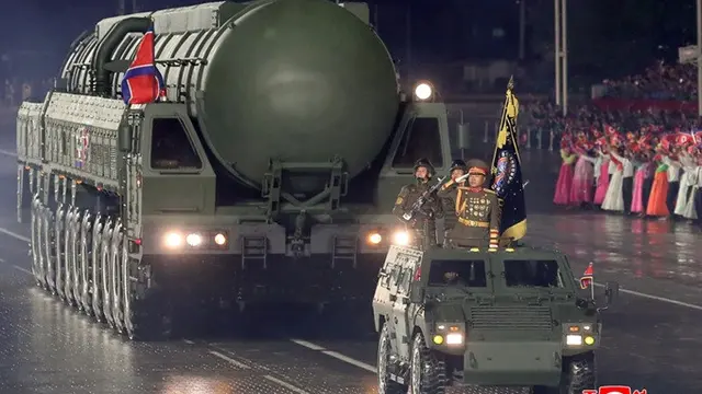 Rudal balistik antarbenua baru Korea Utara, Hwasong-20, ditampilkan dalam parade militer memperingati 30 tahun berdirinya Partai Buruh Korea di Pyongyang, Jumat (10/10/2025).