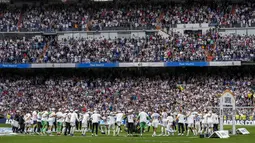 Real Madrid merayakan gelar La Liga Spanyol usai pertandingan melawan Espanyol di stadion Santiago Bernabeu di Madrid, Sabtu (30/4/2022). Skor 4-0 bertahan dan Madrid merebut tiga poin untuk mengunci gelar juara LaLiga musim ini. (AP Photo/Bernat Armangue)