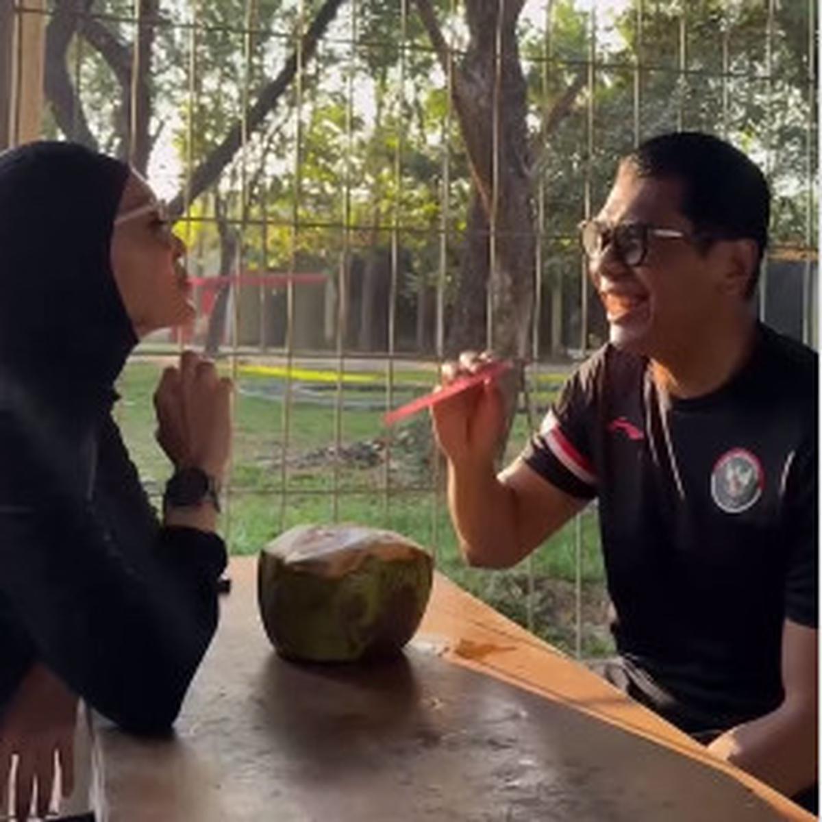 Bak Remaja Lagi Jatuh Cinta, Romantisnya Jenderal Rudi 'Gajah' Minum Kelapa Mud