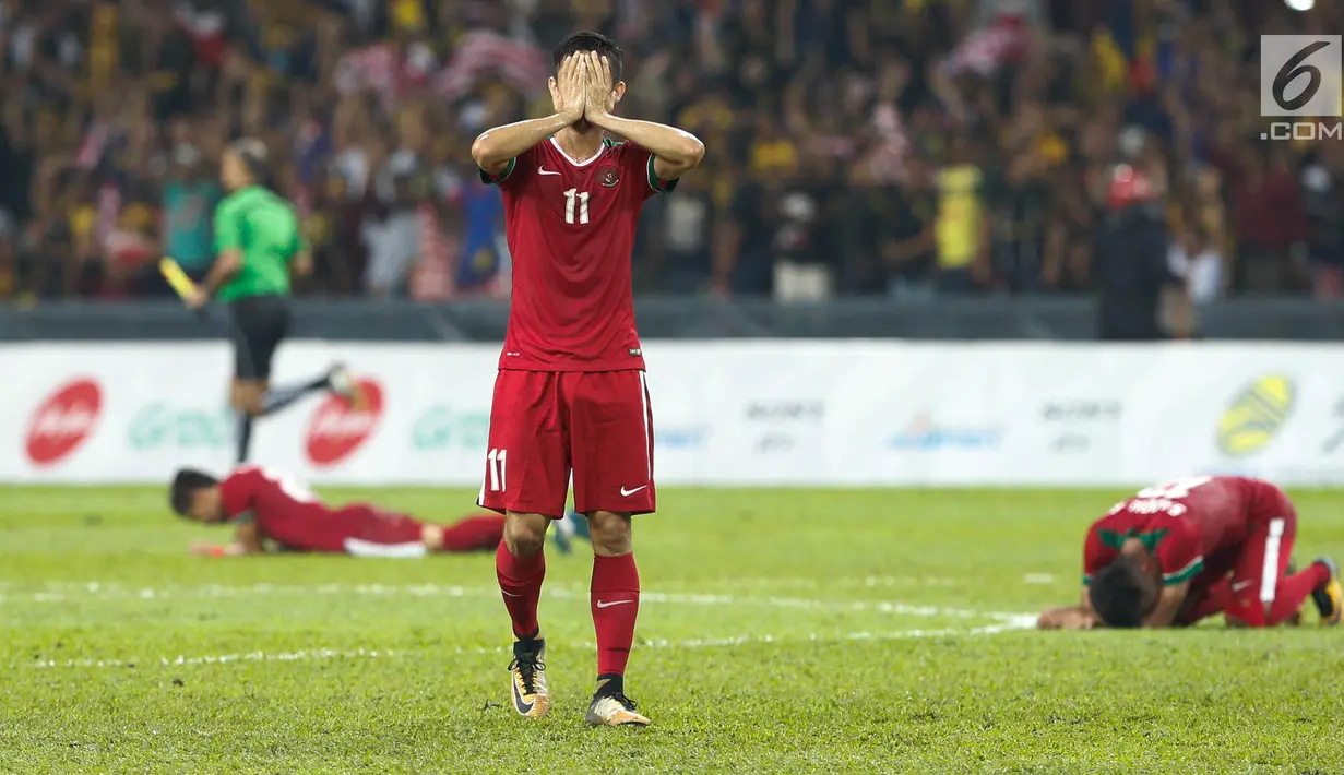 Pemain Timnas U-22, Gavin Kwan menutup muka setelah pertandingan Sepak Bola Indonesia melawan Malaysia di Stadion Shah Alam, Selangor, Sabtu (26/08). Indonesia kalah 0-1 dari tuan rumah Malaysia di Sea Games 2017. (Liputan6.com/Faizal Fanani)