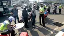 Sejumlah pengendara motor terkena tilang di sepanjang Jalan Jendral Sudirman, Jakarta, Sabtu (30/5/2015). Polisi menggelar razia patuh jaya untuk menertibkan para pengendara yang melanggar lalu lintas, mulai 27 Mei-9 Juni. (Liputan6.com/Yoppy Renato)