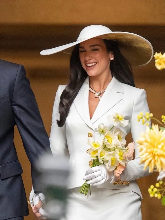 Dua Lipa Resmi Menikah dengan Callum Turner, Tampil Memukau dalam Busana Haute Couture Schiaparelli