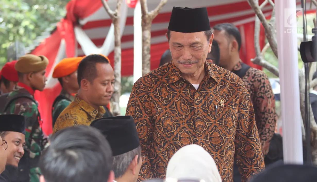 Menteri Koordinator Bidang Kemaritiman Luhut Binsar Pandjaitan menghadiri pemakaman almarhum Presiden ke-3 Republik Indonesia BJ Habibie di Taman Makam Pahlawan Nasional Utama (TMP) Kalibata, Jakarta, Kamis (12/9/2019). (Liputan6.com/Herman Zakharia)