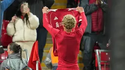 Ia kemudian merayakan golnya dengan membuka baju dan berselebrasi bak Lionel Messi di depan para pendukung The Reds. (AP Photo/Jon Super)