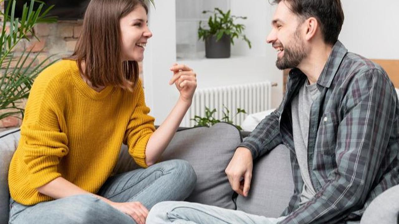 Menurut Saundra, berbicara kepada seseorang yang dapat dipercaya untuk berbagi keluh kesah dapat efektif mengatasi kelelahan emosional.