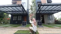 Pengunjung mengabadikan foto rumah di sela paparan strategi perencanaan pengembangan proyek Synthesis Huis di Cijantung, Jakarta (1/12/2022) (Liputan6.com)
