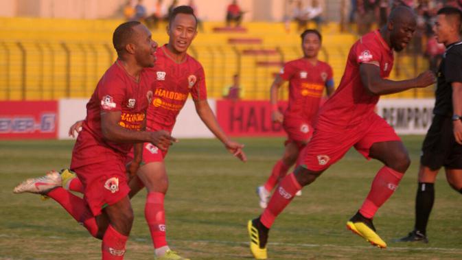 Selebrasi gol Kalteng Putra yang dicetak Ferinando Pahabol ke gawang Bali United di Stadion Sultan Agung, Bantul, Rabu (26/6/2019). (Bola.com/Vincentius Atmaja)