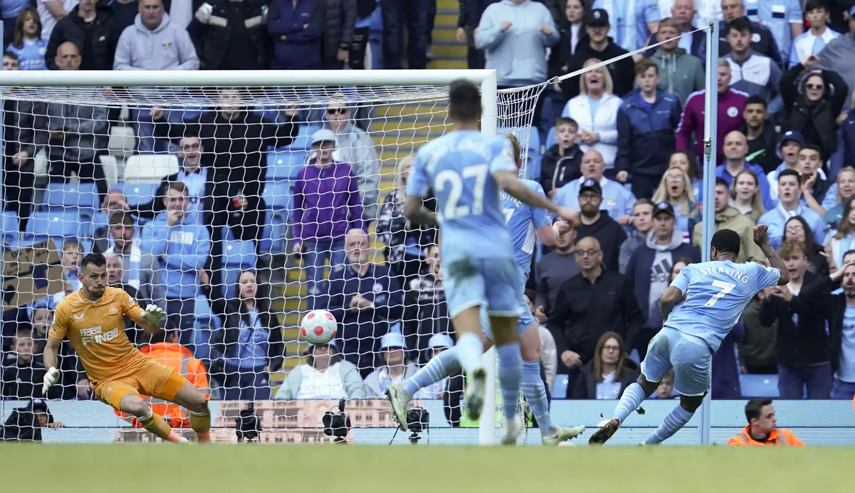 <p>Sterling kembali mencetak gol keduanya pada menit injury time babak kedua. Jack Grealish yang sejatinya dengan mudah bisa mencatatkan namanya di papan skor, malah memberikan umpan ke Sterling yang ada di sisi kanannya.</p>