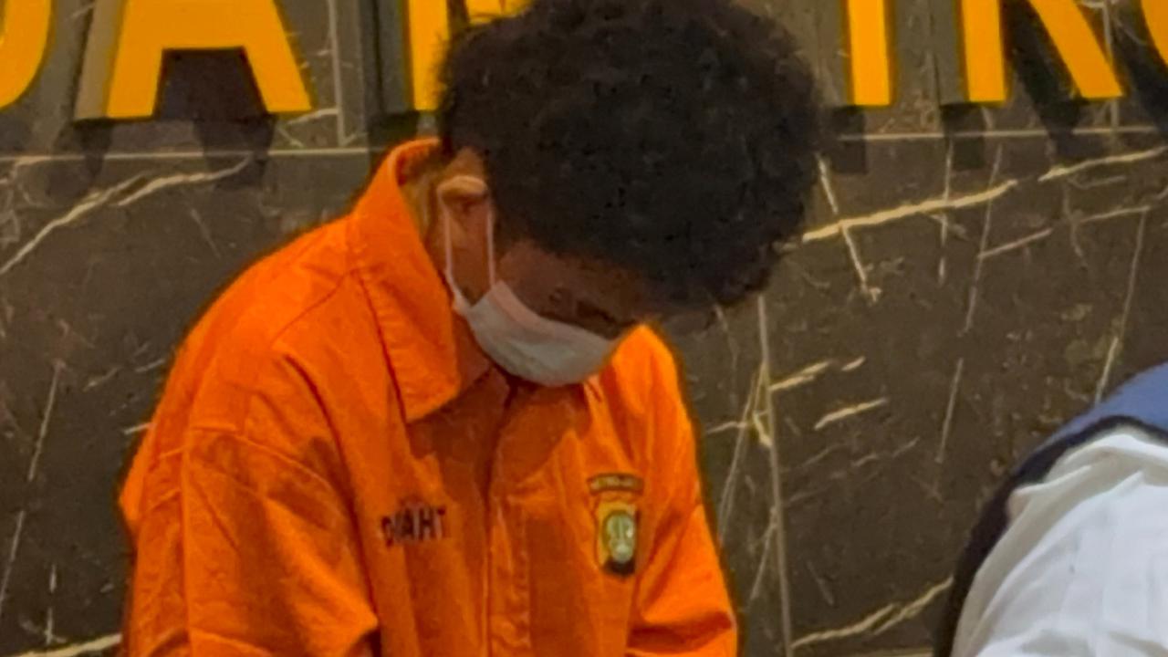 Detik-Detik Hacker Bjorka Ditangkap Polisi, Ditemani 2 Wanita di Dalam Rumah dengan Kaos Hitam Lusuh