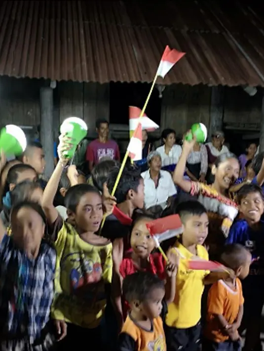 Anak-anak memegang Lampu Tenaga Surya Hemat Energi (LTSHE) untuk aktivitas luar rumah pada malam hari di Dusun Katikupelang, Desa Petawang, Kecamatan Umalulu, Kabupaten Sumba Timur, NTT, Rabu (21/11). (Liputan6.com/HO/Hadi M Djuraid)