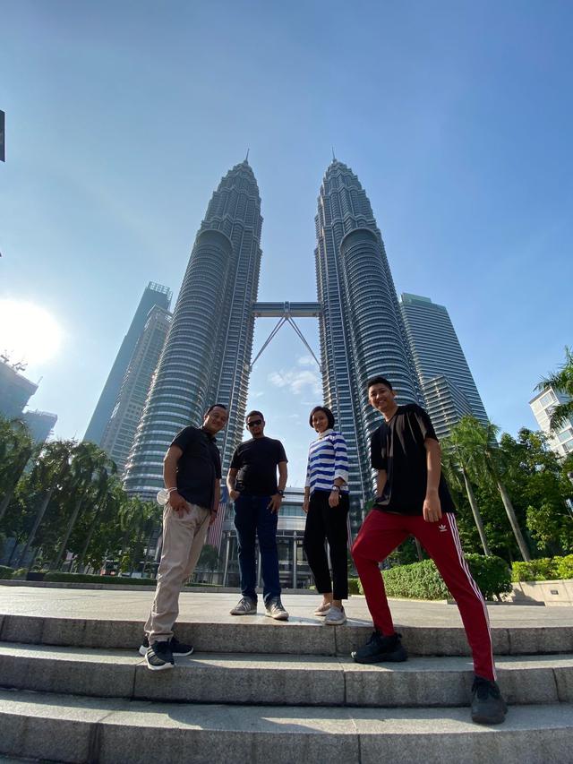 List to do saat ke KL, berfoto depan Petronas Twin Tower.