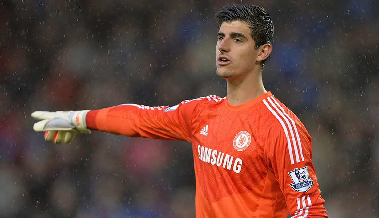 4. Thibaut Courtois - Keputusan berani dari pelatih Chelsea kala itu, Jose Mourinho memilih kiper Belgia ini dan membuang Petr Cech. Meski hanya enam kali meraih cleen sheet namun kiper muda itu penampilannya cukup mengesankan. (EPA/Peter Powell)