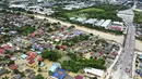 Pemandangan dari udara ini menunjukkan desa yang terendam banjir di Puchong, luar Kuala Lumpur, Malaysia, Minggu (19/12/2021). Kuala Lumpur dan perkampungan sekitarnya dilanda banjir akibat hujan deras selama dua hari. (Chan Yoke Poh/Lion Club International 308B1 via AP)