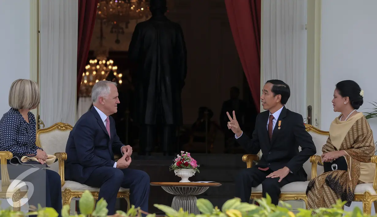 Presiden Jokowi dan PM Australia Malcolm Turnbull saat berbincang di teras Istana Merdeka, Jakarta, Kamis (12/11). Ini adalah kunjungan perdana Turnbull setelah terpilih menjadi PM Australia pada 14 September 2015. (Liputan6.com/Faizal Fanani)