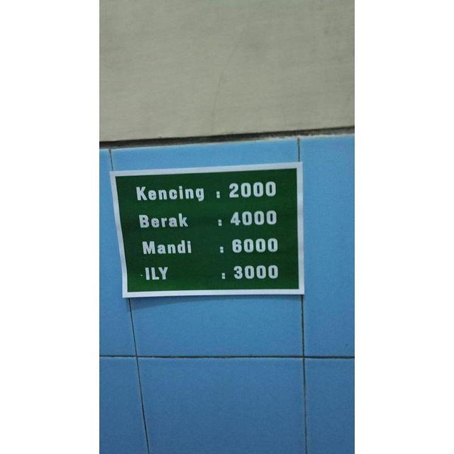 6 Tulisan Nyeleneh di Tarif Toilet Umum Ini Bikin Dahi Pengunjung Berkerut
