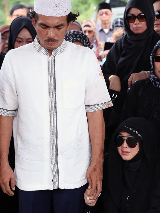 Pemeran Teddy Syach, suaminya Rina Gunawan menjelaskan sebelum ayahnya meninggal. Bersama dengan anak dan cucunya, almarhum masih bercanda gurau. Nampak sehat meski sebelumnya menjalani operasi syarat kejepit. (Adrian Putra/Bintang.com)