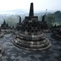 Stupa-stupa Budha terlihat di candi Borobudur di Magelang, Jawa Tengah, Indonesia 10 Mei 2016. Menurut Kepala Balai Konservasi Borobudur Marsis Sutopo untuk mengajukan arsip sebagai Memory of the World tidak bisa tunggal. (AFP Photo/Goh Chai Hin)