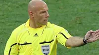 Gaya wasit Inggris Howard Webb saat memimpin laga penyisihan Grup H PD 2010 antara Spanyol dan Swiss di Moses Mabhida Stadium, Durban, 16 Juni 2010. AFP PHOTO / KARIM JAAFAR